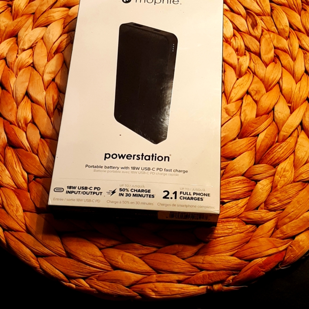 Movie potable power station 12w USB c  fabric finish 18wpd fast charge 10,000mah